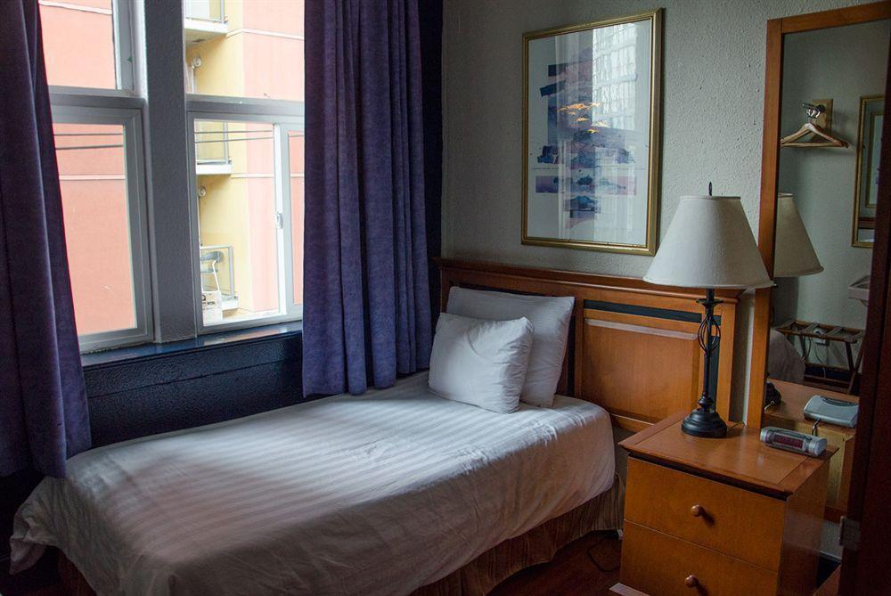 Hotel Ambassador Vancouver Bagian luar foto