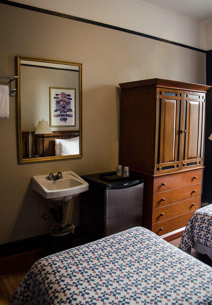 Hotel Ambassador Vancouver Bagian luar foto