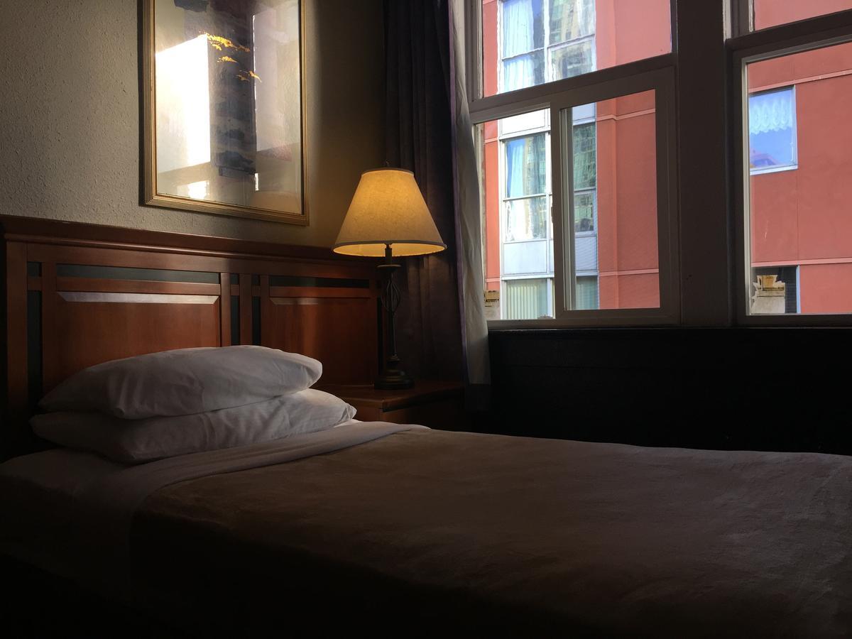 Hotel Ambassador Vancouver Bagian luar foto