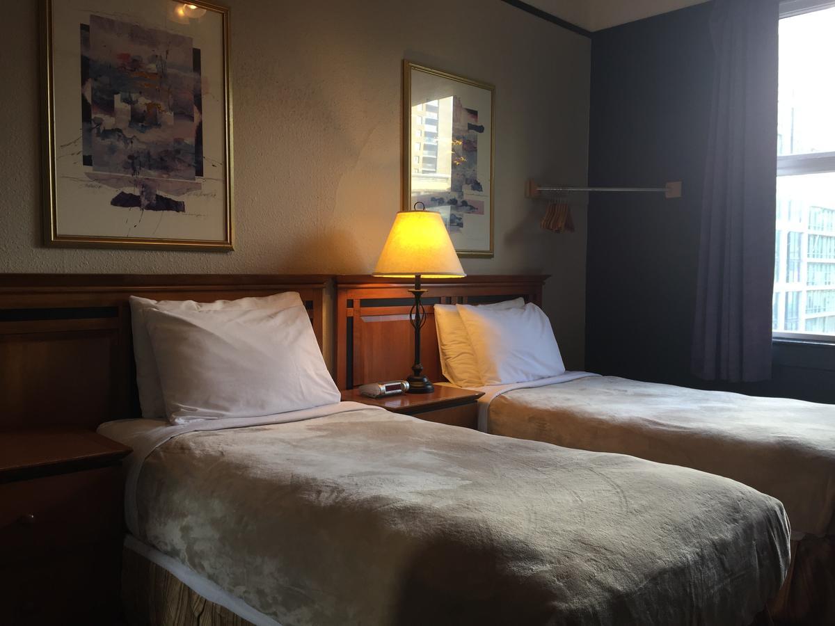Hotel Ambassador Vancouver Bagian luar foto