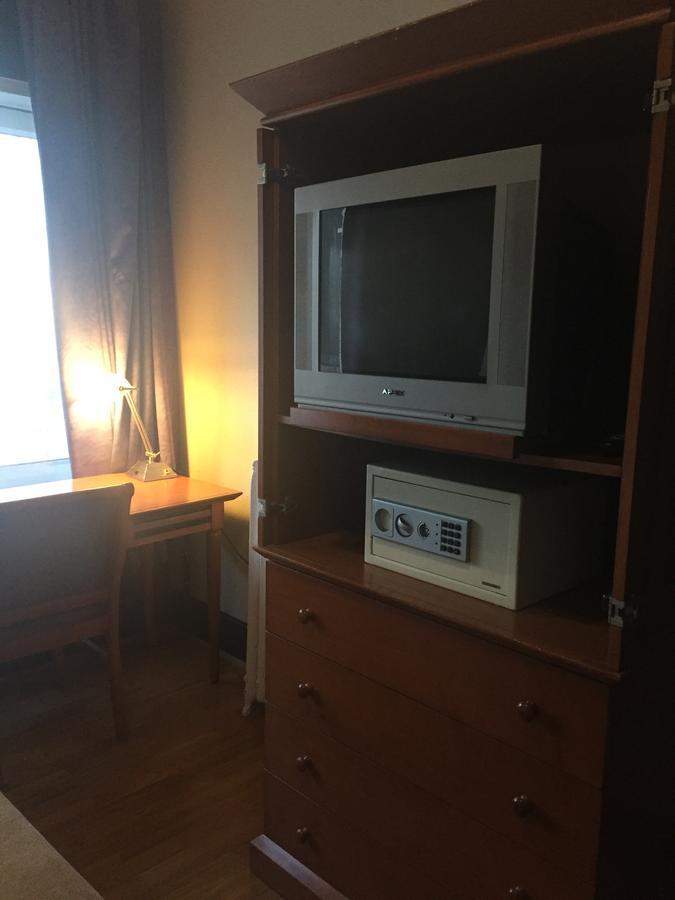 Hotel Ambassador Vancouver Bagian luar foto