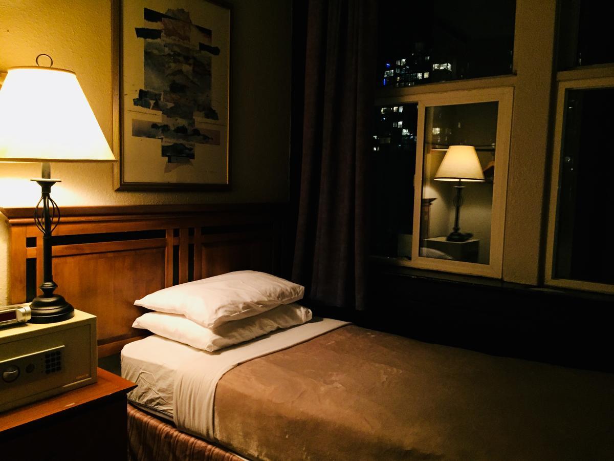 Hotel Ambassador Vancouver Bagian luar foto