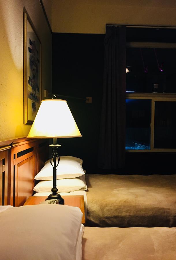 Hotel Ambassador Vancouver Bagian luar foto