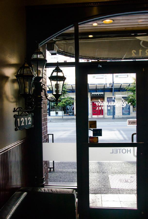 Hotel Ambassador Vancouver Bagian luar foto