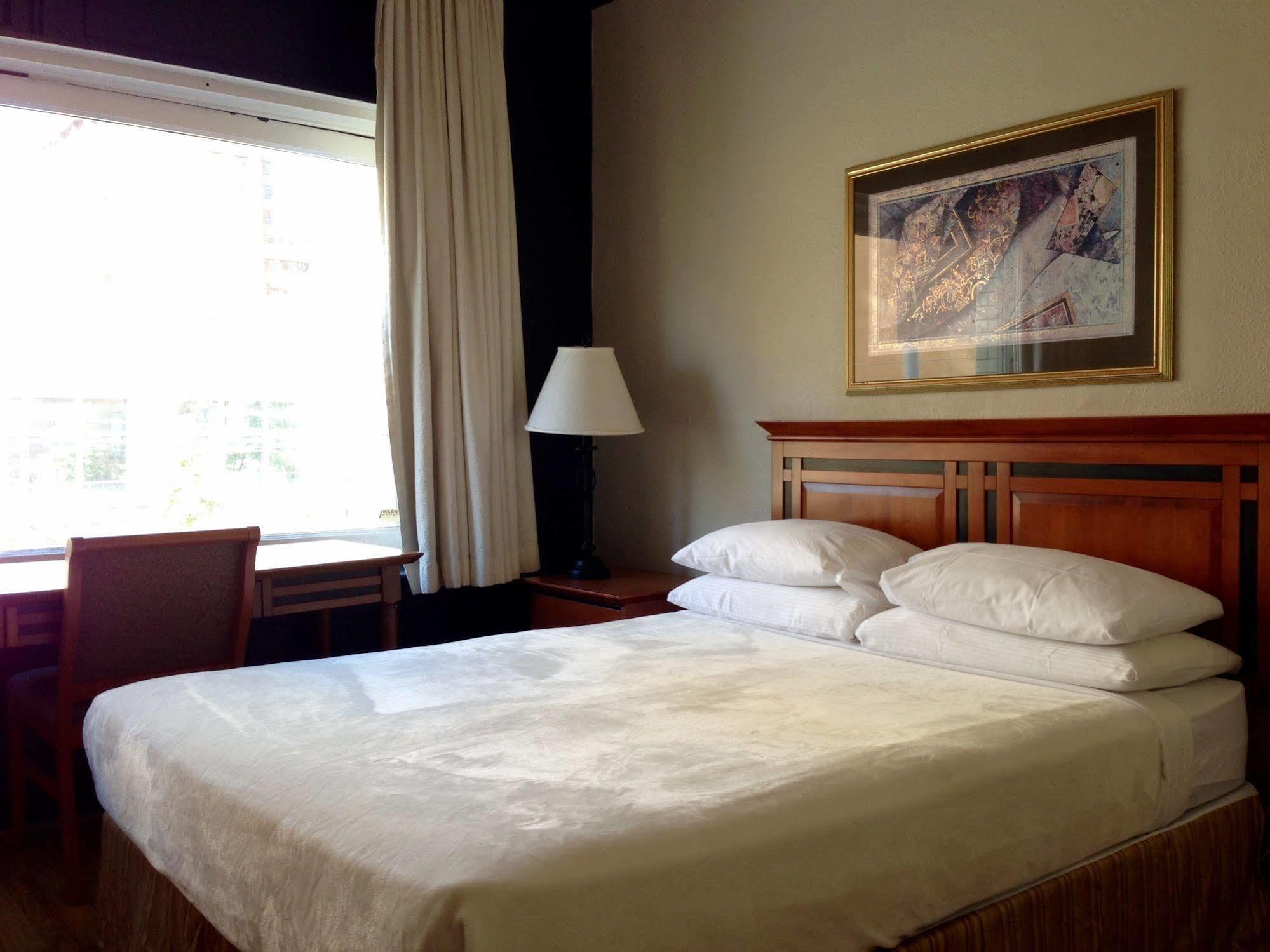 Hotel Ambassador Vancouver Bagian luar foto