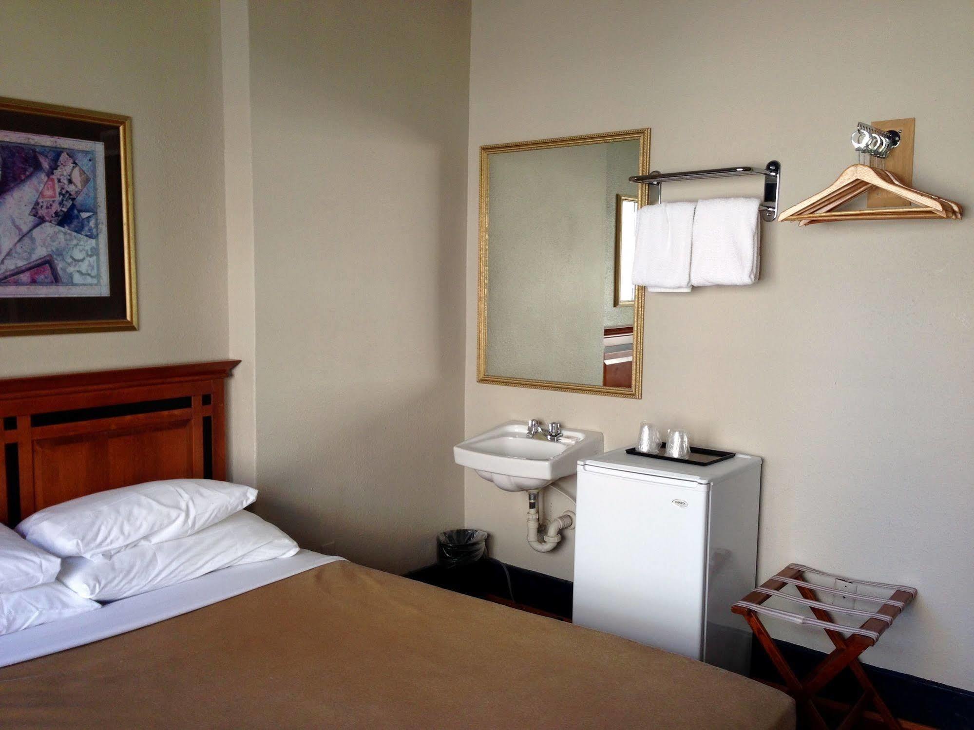 Hotel Ambassador Vancouver Bagian luar foto
