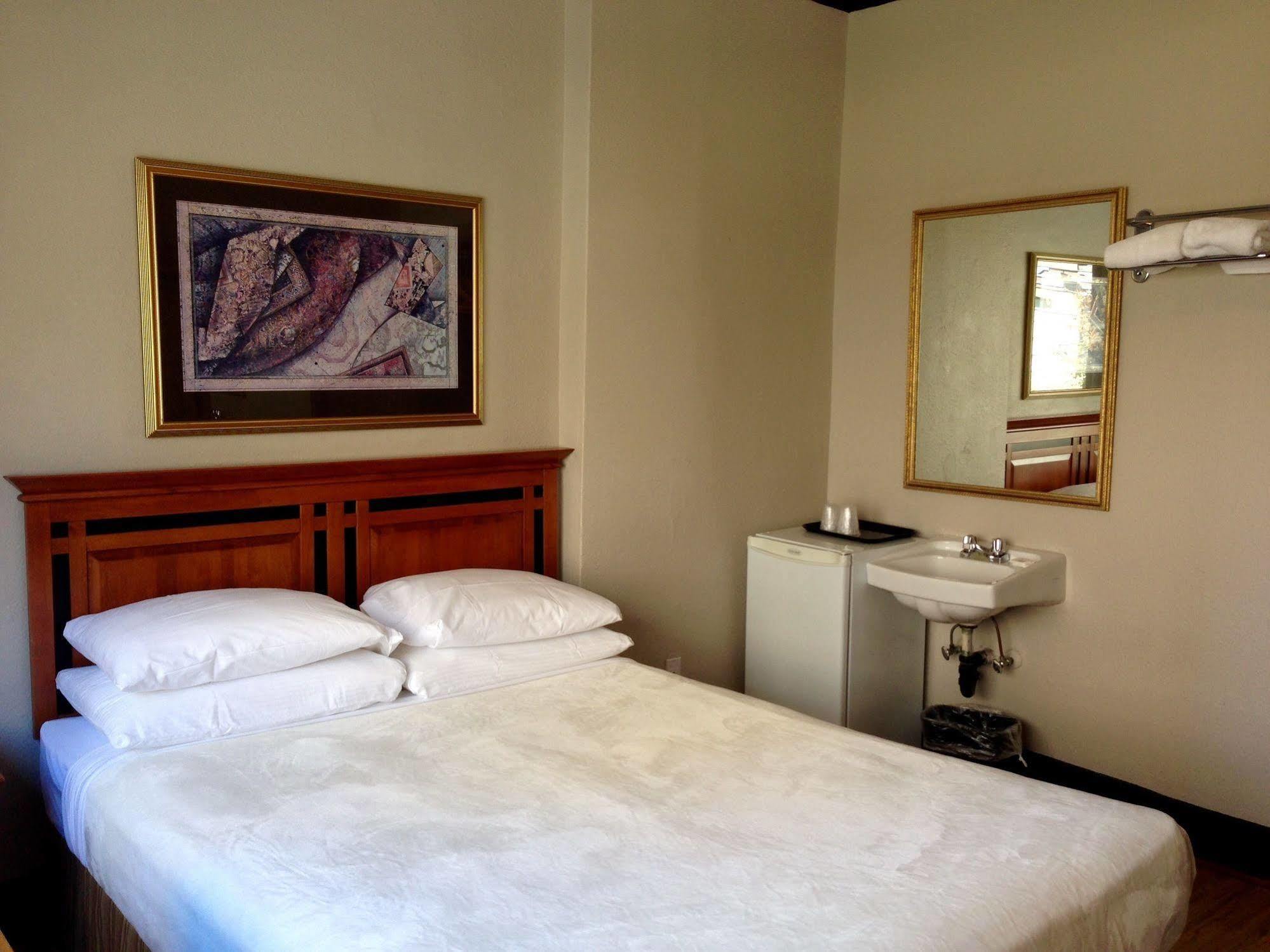 Hotel Ambassador Vancouver Bagian luar foto