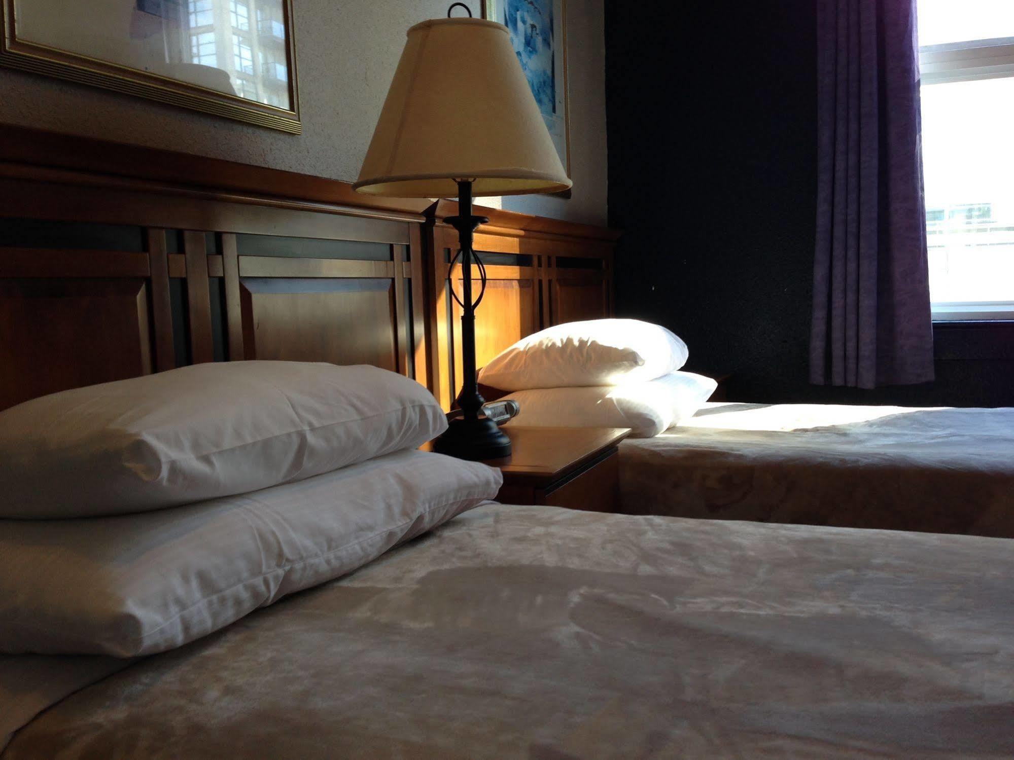 Hotel Ambassador Vancouver Bagian luar foto