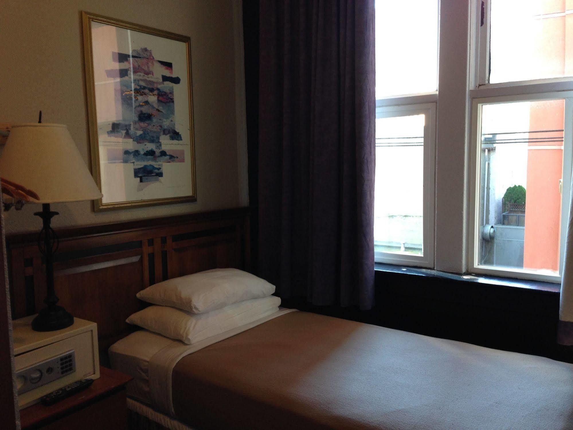 Hotel Ambassador Vancouver Bagian luar foto